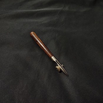 Duckbill edge paint pen