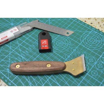 World debut - Good quality replaceable blade leather knife