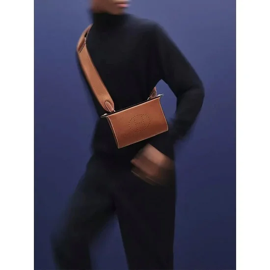持ち方で魅せる【HERMES】Videpoches カーフバッグ Hermès Videpoches bag | Hermès USA
