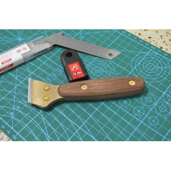 World debut - Good quality replaceable blade leather knife